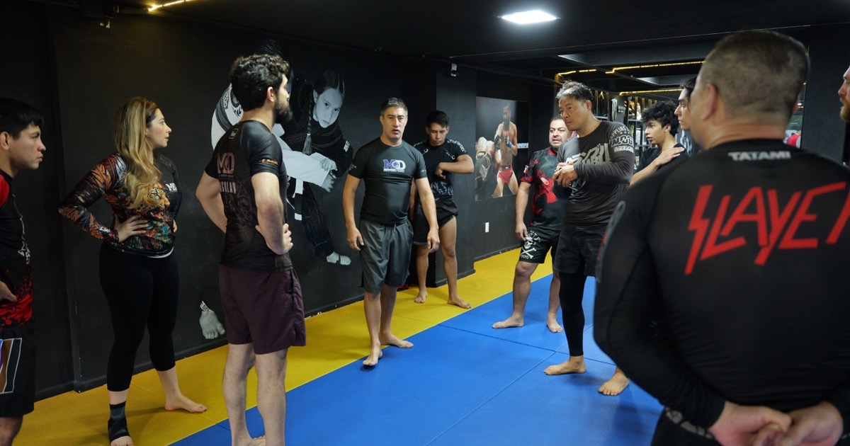 Alumnos entrenando artes marciales en MD Condesa, CDMX